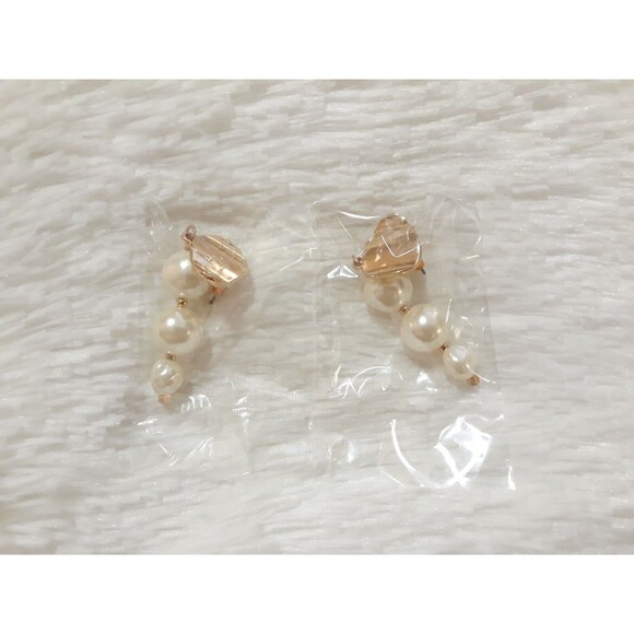AVON "MODERN PEARLY LINEAR EARRINGS" (VERY RARE) ~ NEW SEALED!!! - Picture 3 of 6